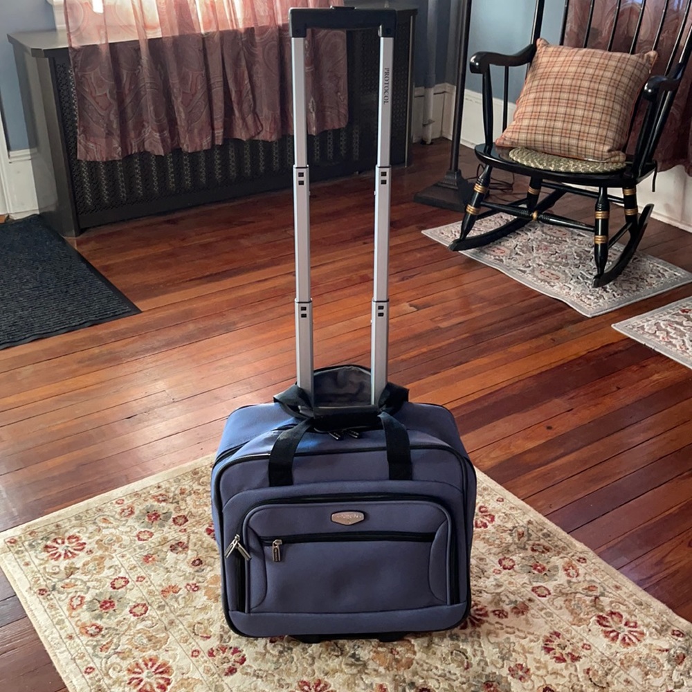 Protocol wheeled travel bag with telescopic handle